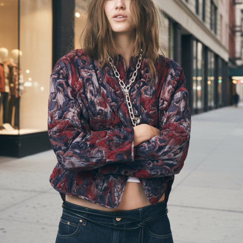 Handgefertigte Baumwoll-Patchwork-Bomberjacke mit Steppnähten – Burgunderrot und Marineblau mit abstraktem Print