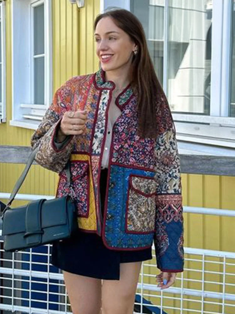 Handgefertigte Baumwoll-Patchwork-Steppjacke – Regenbogen-Multiprint mit Taschendetail