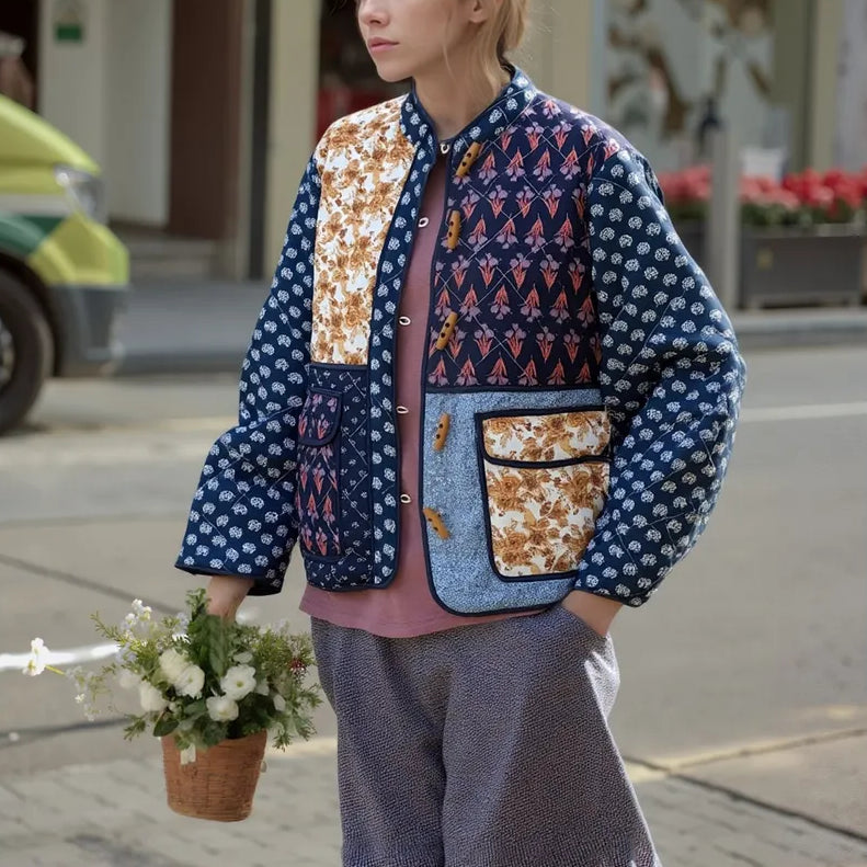 Handgefertigte Baumwoll-Patchwork-Steppjacke – Marineblau mit Blumenmuster und Taschendetail