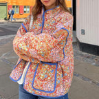 Handgefertigte Baumwoll-Patchwork-Steppjacke – Regenbogenblumenmuster mit blauem Besatz