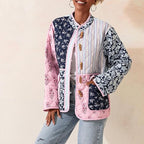 Handgefertigte Baumwoll-Patchwork-Steppjacke – Rosa-marineblaues Blumenmuster mit Spitzenbesatz