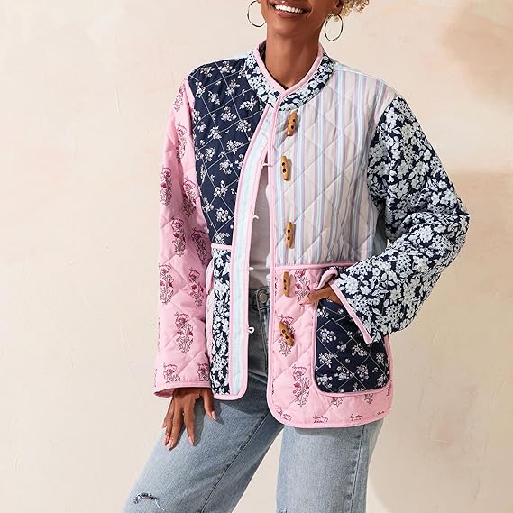 Handgefertigte Baumwoll-Patchwork-Steppjacke – Rosa-marineblaues Blumenmuster mit Spitzenbesatz