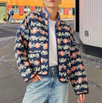 Handgefertigte Patchwork-Steppjacke aus Baumwolle – marineblauer Hintergrund mit korallenroten und cremefarbenen Blumenmustern