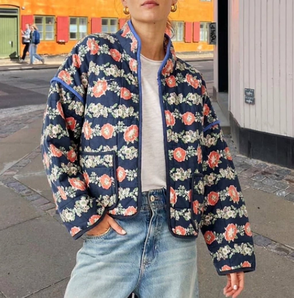 Handgefertigte Patchwork-Steppjacke aus Baumwolle – marineblauer Hintergrund mit korallenroten und cremefarbenen Blumenmustern