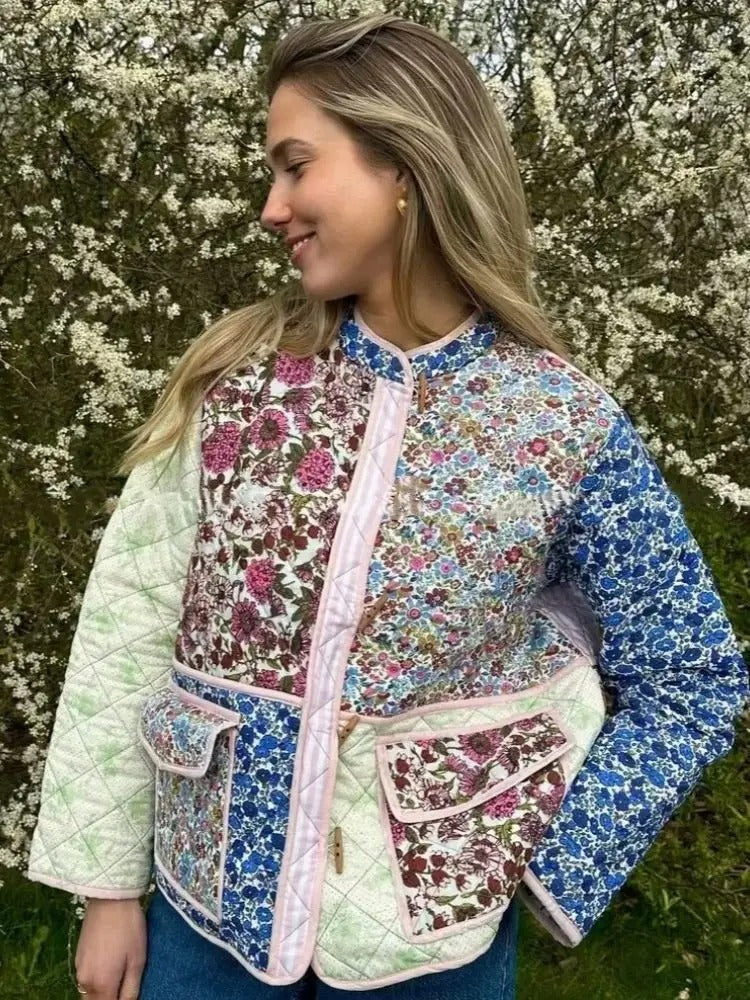 Handgefertigte Baumwoll-Patchwork-Steppjacke – mehrfarbiges Blumenmuster mit Taschen
