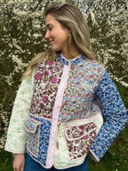 Handgefertigte Baumwoll-Patchwork-Steppjacke – mehrfarbiges Blumenmuster mit Taschen