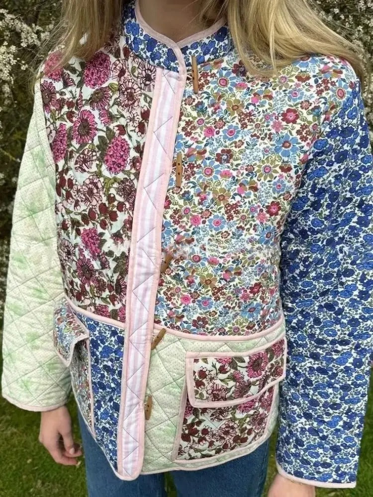 Handgefertigte Baumwoll-Patchwork-Steppjacke – mehrfarbiges Blumenmuster mit Taschen