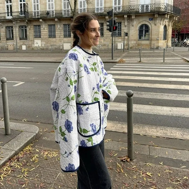 Handgefertigte Patchwork-Steppjacke aus Baumwolle – Marineblau mit Blumenmuster auf cremefarbenem Hintergrund