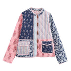 Handgefertigte Baumwoll-Patchwork-Steppjacke – Rosa-marineblaues Blumenmuster mit Spitzenbesatz