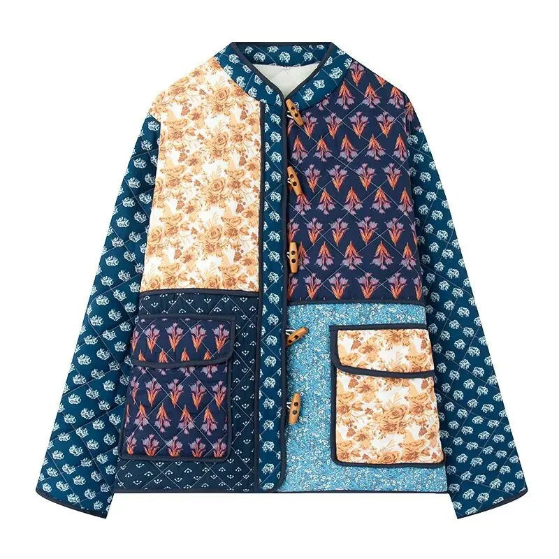 Handgefertigte Baumwoll-Patchwork-Steppjacke – Marineblau mit Blumenmuster und Taschendetail
