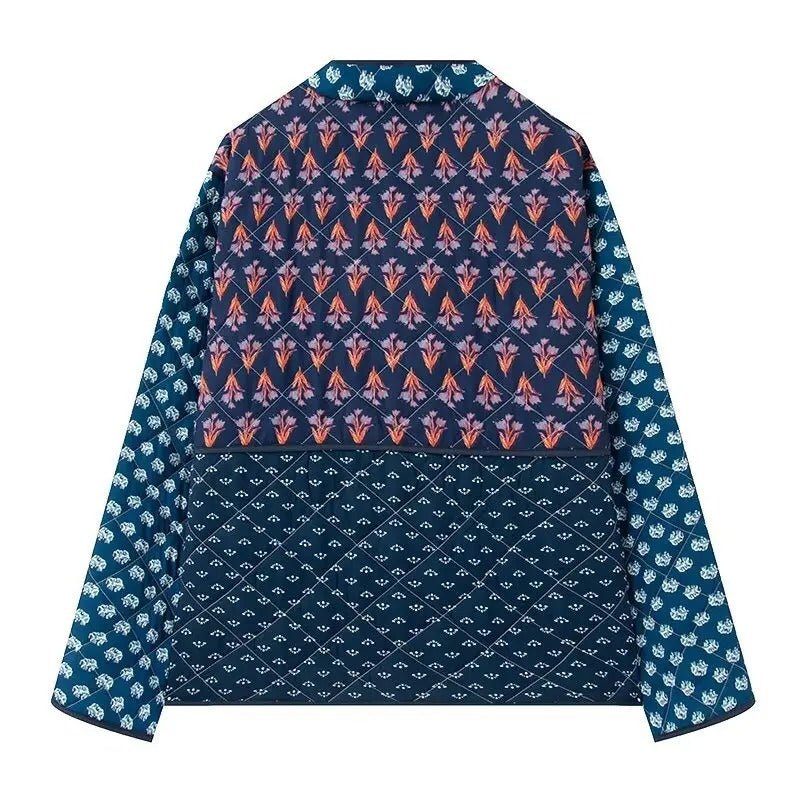 Handgefertigte Baumwoll-Patchwork-Steppjacke – Marineblau mit Blumenmuster und Taschendetail