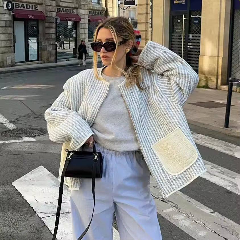 Handgefertigter Patchwork-Blazer aus Baumwolle – cremefarben und blau gestreift mit Taschenverzierung