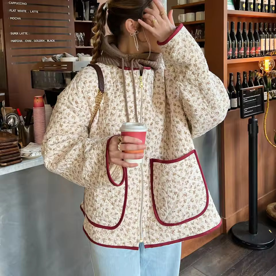 Handgefertigte Baumwoll-Patchwork-Steppjacke – cremefarben mit Blumenmuster, burgunderroter Verzierung und Taschenverzierung