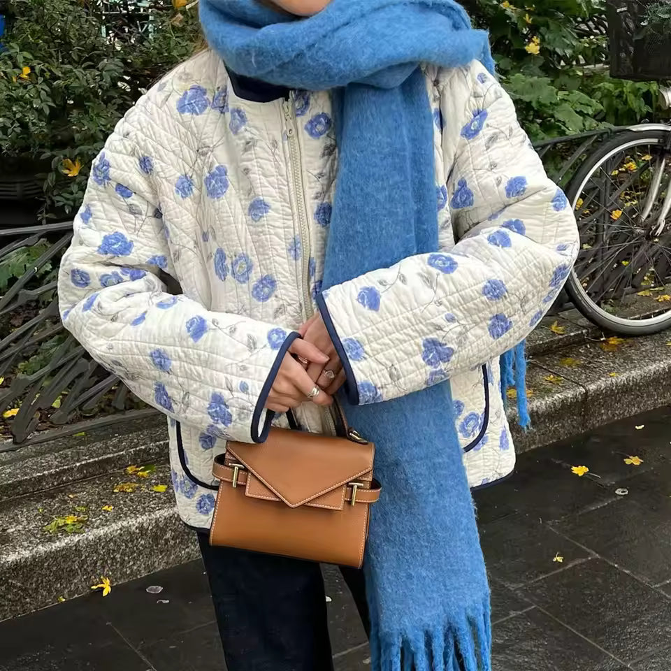 Handgefertigte Baumwoll-Patchwork-Steppjacke – Cremefarben mit blauem Rosenprint