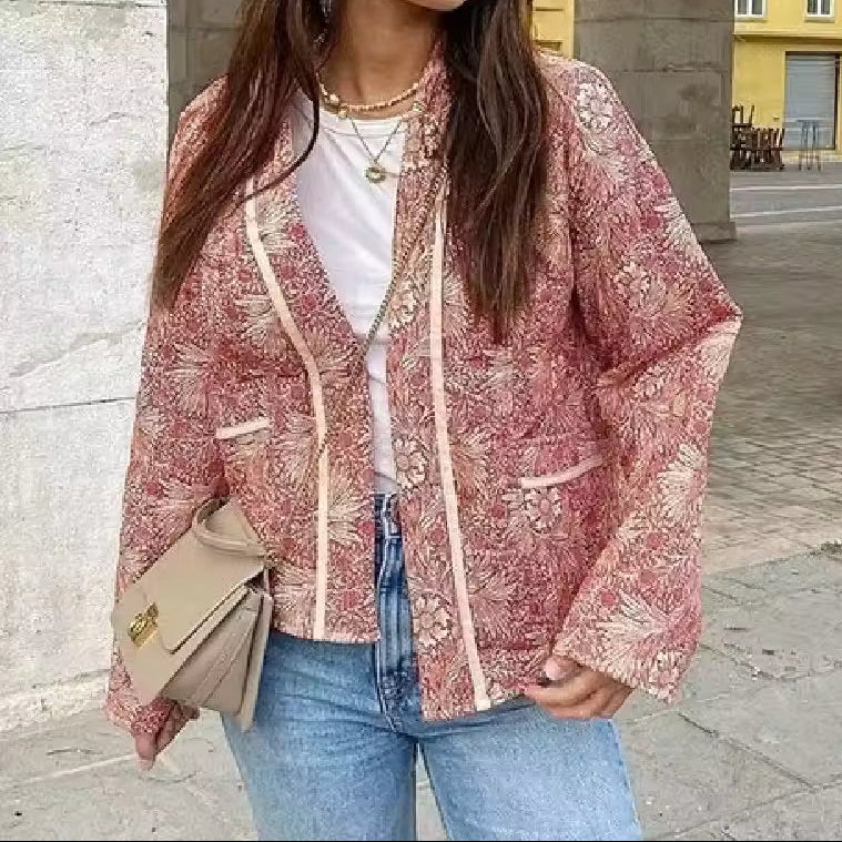 Handgefertigte Baumwoll-Patchwork-Steppjacke – Mauvefarben mit Blumenmuster und cremefarbenem Besatz