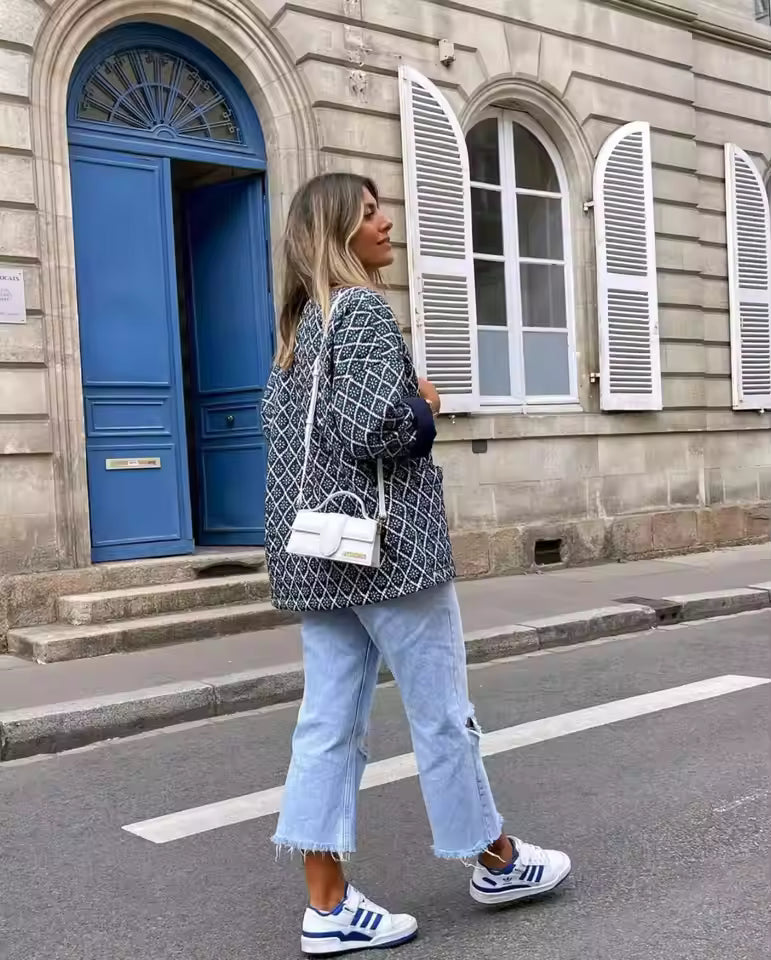 Handgefertigte Baumwoll-Patchwork-Steppjacke – Marineblau und Weiß mit geometrischem Muster