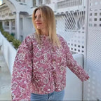 Handgefertigte Baumwoll-Patchwork-Steppjacke – Burgunderrot und Weiß mit botanischem Print