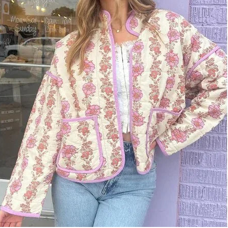 Handgefertigte Baumwoll-Patchworkjacke – cremefarben und rosa mit Blumenmuster und violettem Besatz