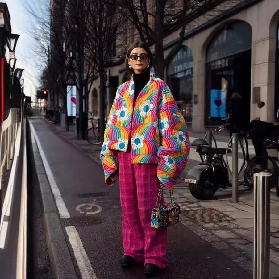 Handgefertigte Regenbogen-Baumwoll-Patchwork-Steppjacke – lebhaftes Blumenmuster